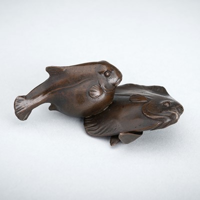 Lot 86 - A SMALL BRONZE WEIGHT OF A FLOUNDER AND A BLOWFISH