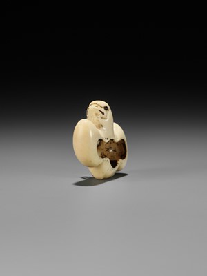 Lot 158 - AN IVORY ASHTRAY NETSUKE DEPICTING A STYLIZED PLOVER AND MOON
