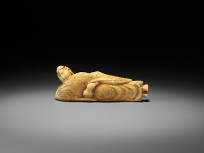 Lot 107 - A GOOD IVORY NETSUKE OF ROSEI’S DREAM