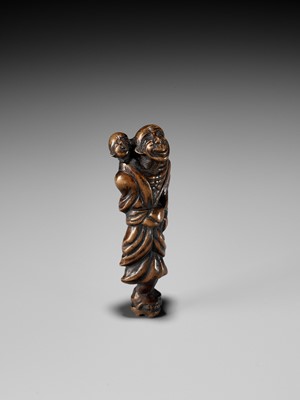 Lot 233 - AN OLD EDO SCHOOL WOOD NETSUKE OF AN OLD MAN WITH CHILD