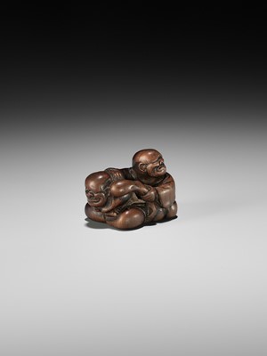 Lot 405 - A SUPERB WOOD NETSUKE OF A BLIND MASSEUR AND CLIENT, ATTRIBUTED TO JOBUN