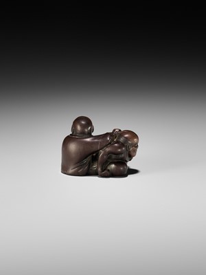 Lot 405 - A SUPERB WOOD NETSUKE OF A BLIND MASSEUR AND CLIENT, ATTRIBUTED TO JOBUN