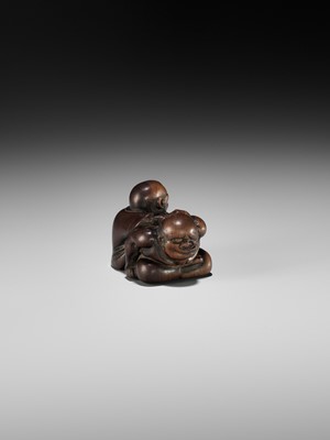 Lot 405 - A SUPERB WOOD NETSUKE OF A BLIND MASSEUR AND CLIENT, ATTRIBUTED TO JOBUN