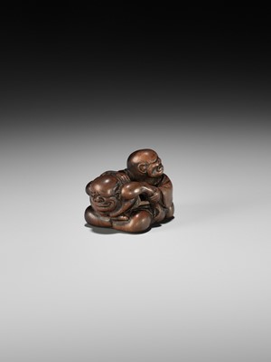 Lot 405 - A SUPERB WOOD NETSUKE OF A BLIND MASSEUR AND CLIENT, ATTRIBUTED TO JOBUN
