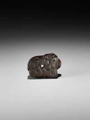Lot 405 - A SUPERB WOOD NETSUKE OF A BLIND MASSEUR AND CLIENT, ATTRIBUTED TO JOBUN