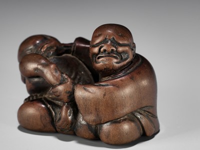 Lot 405 - A SUPERB WOOD NETSUKE OF A BLIND MASSEUR AND CLIENT, ATTRIBUTED TO JOBUN
