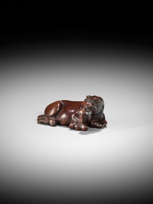 Lot 106 - A SUPERB WOOD NETSUKE OF A RECUMBENT HORSE