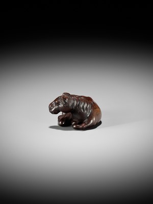 Lot 106 - A SUPERB WOOD NETSUKE OF A RECUMBENT HORSE