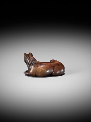 Lot 106 - A SUPERB WOOD NETSUKE OF A RECUMBENT HORSE