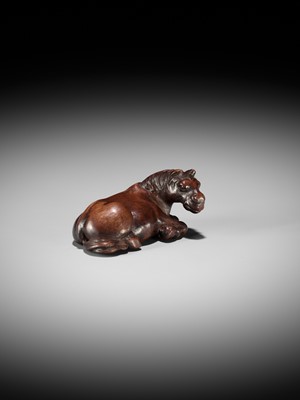 Lot 106 - A SUPERB WOOD NETSUKE OF A RECUMBENT HORSE