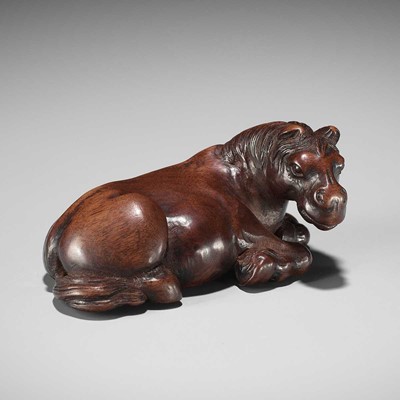 Lot 106 - A SUPERB WOOD NETSUKE OF A RECUMBENT HORSE