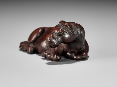 Lot 106 - A SUPERB WOOD NETSUKE OF A RECUMBENT HORSE