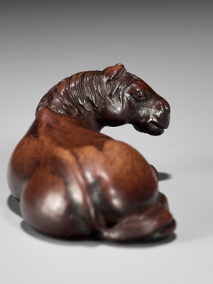 Lot 106 - A SUPERB WOOD NETSUKE OF A RECUMBENT HORSE