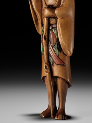 Lot 87 - A SUPERB AND VERY LARGE INLAID WOOD NETSUKE OF GAMA SENNIN