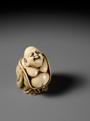 Lot 66 - ANRAKU: A SUPERB IVORY NETSUKE OF HOTEI