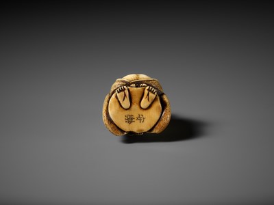 Lot 66 - ANRAKU: A SUPERB IVORY NETSUKE OF HOTEI