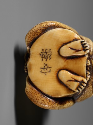 Lot 66 - ANRAKU: A SUPERB IVORY NETSUKE OF HOTEI