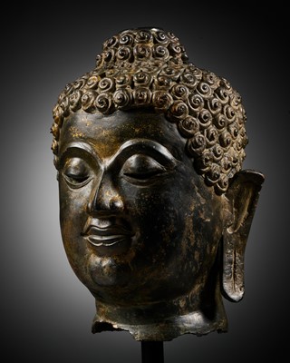 Lot 289 - A LARGE BRONZE HEAD OF BUDDHA, LAN NA KINGDOM, CHIENG SEN STYLE