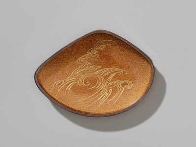A GOLD LACQUER SHELL-FORM KOGO (INCENSE BOX) AND COVER WITH TEA CEREMONY UTENSILS (CHADOGU)