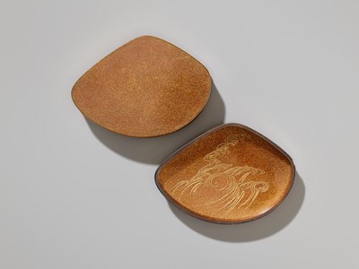A GOLD LACQUER SHELL-FORM KOGO (INCENSE BOX) AND COVER WITH TEA CEREMONY UTENSILS (CHADOGU)