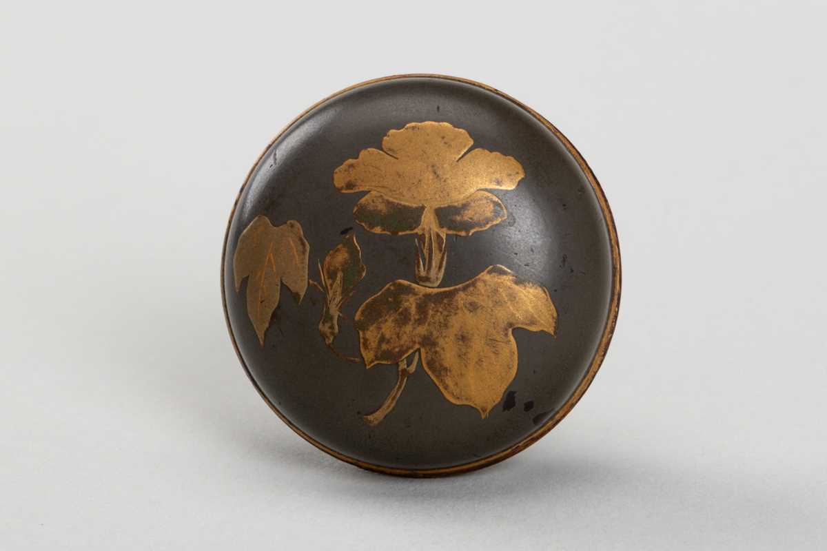 Lot 5 - A MINIATURE LACQUER KOGO (INCENSE BOX) AND COVER