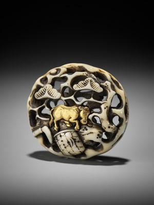 Lot 301 - A FINE GOLD-INLAID RYUSA WALRUS TUSK MANJU NETSUKE REFERENCING THE TEN OX HERDING PICTURES
