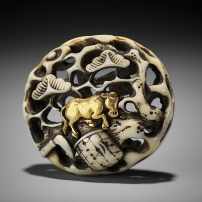 Lot 301 - A FINE GOLD-INLAID RYUSA WALRUS TUSK MANJU NETSUKE REFERENCING THE TEN OX HERDING PICTURES