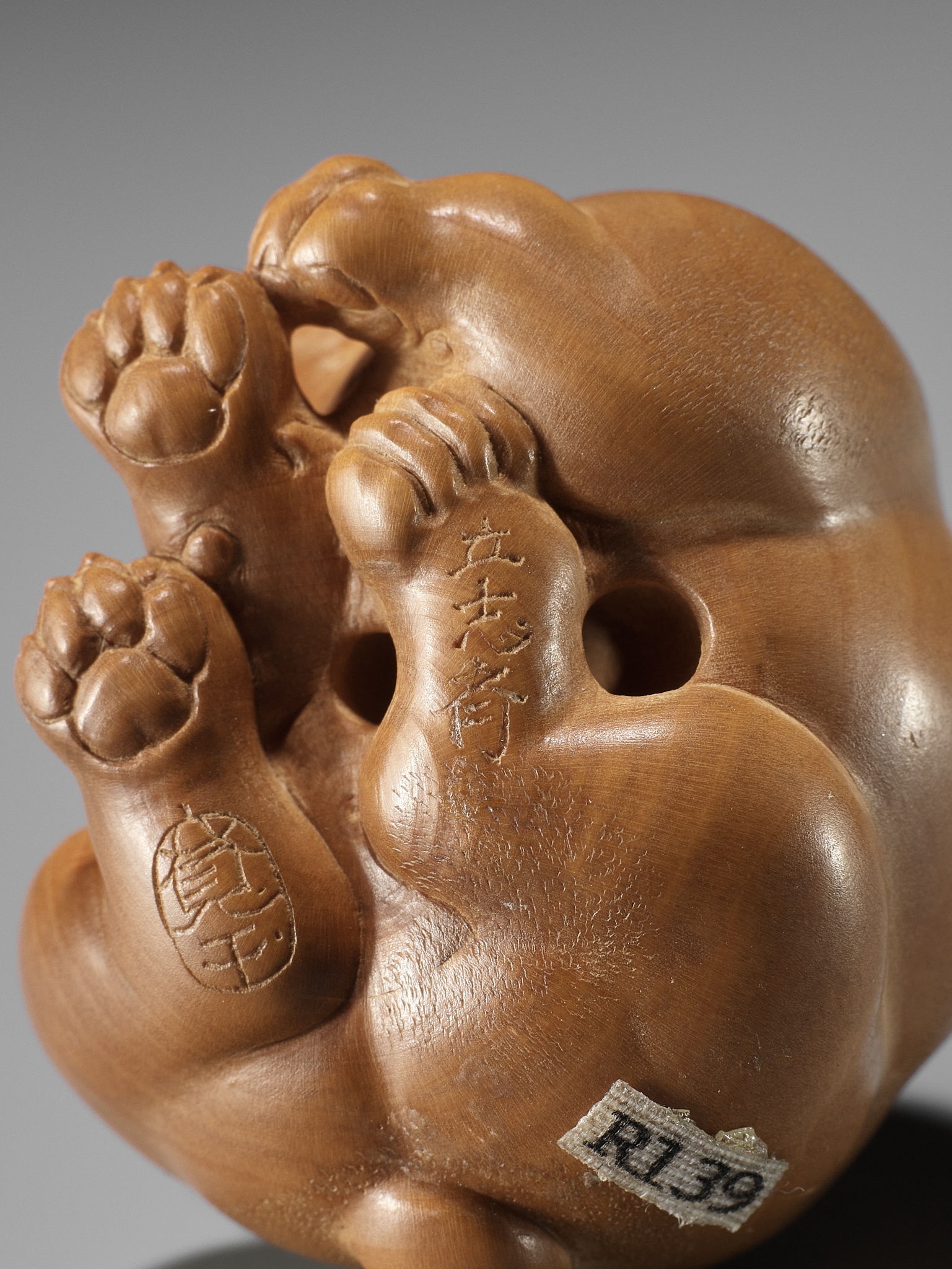 Lot 259 - KANGYOKU: A FINE CONTEMPORARY WOOD NETSUKE