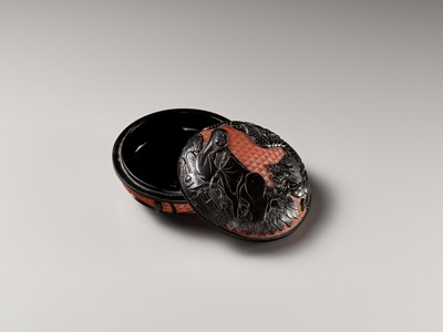 Lot 15 - HENMI TOYO: A SUPERB TSUISHU AND TSUIKOKU LACQUER KOGO (INCENSE BOX) AND COVER