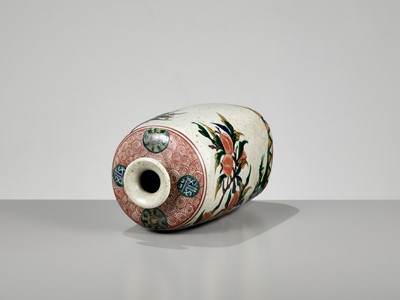 Lot 251 - A KO-KUTANI PORCELAIN TOKKURI (SAKE BOTTLE), WITH FUKU MARK