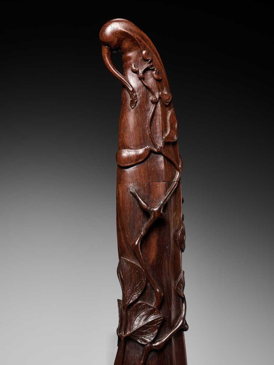 Lot 199 - MINKO: A FINE WOOD HIBASHI-IRE SAGEMONO IN THE FORM OF AN EDAMAME BEAN POD WITH HORN-INLAID SNAIL