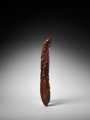 Lot 199 - MINKO: A FINE WOOD HIBASHI-IRE SAGEMONO IN THE FORM OF AN EDAMAME BEAN POD WITH HORN-INLAID SNAIL