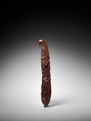 Lot 199 - MINKO: A FINE WOOD HIBASHI-IRE SAGEMONO IN THE FORM OF AN EDAMAME BEAN POD WITH HORN-INLAID SNAIL
