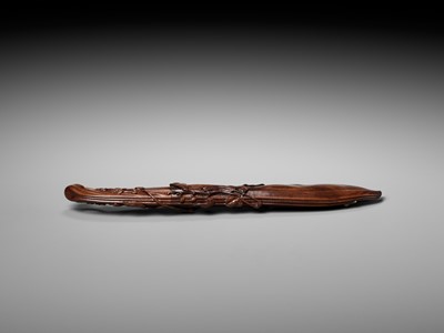 Lot 199 - MINKO: A FINE WOOD HIBASHI-IRE SAGEMONO IN THE FORM OF AN EDAMAME BEAN POD WITH HORN-INLAID SNAIL