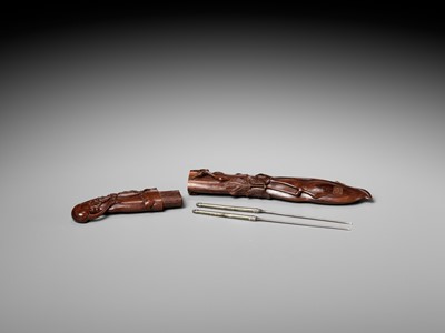Lot 199 - MINKO: A FINE WOOD HIBASHI-IRE SAGEMONO IN THE FORM OF AN EDAMAME BEAN POD WITH HORN-INLAID SNAIL