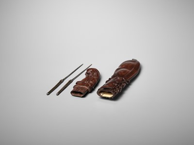 Lot 199 - MINKO: A FINE WOOD HIBASHI-IRE SAGEMONO IN THE FORM OF AN EDAMAME BEAN POD WITH HORN-INLAID SNAIL