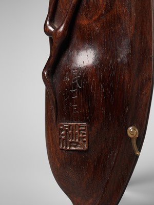 Lot 199 - MINKO: A FINE WOOD HIBASHI-IRE SAGEMONO IN THE FORM OF AN EDAMAME BEAN POD WITH HORN-INLAID SNAIL