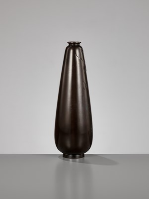 Lot 108 - OSHIMA JOUN: A BRONZE VASE DEPICTING MONKEYS