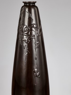 Lot 108 - OSHIMA JOUN: A BRONZE VASE DEPICTING MONKEYS