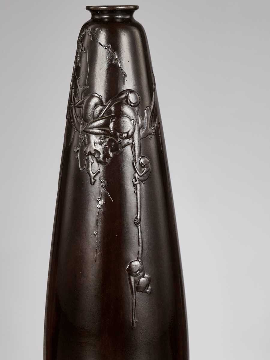 Lot 108 - OSHIMA JOUN: A BRONZE VASE DEPICTING MONKEYS