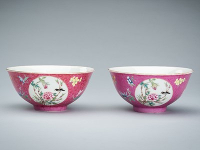 A PAIR OF PINK GROUND FAMILLE ROSE PORCELAIN BOWLS, REPUBLIC PERIOD