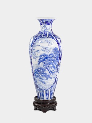 Lot 257 - A LARGE AND FINELY PAINTED FUKUGAWA KORANSHA BLUE AND WHITE PALACE VASE
