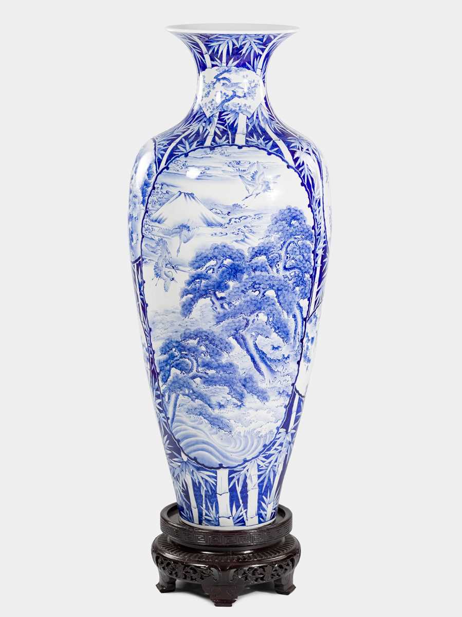 Lot 257 - A LARGE AND FINELY PAINTED FUKUGAWA KORANSHA BLUE AND WHITE PALACE VASE