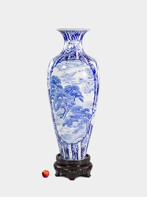 Lot 257 - A LARGE AND FINELY PAINTED FUKUGAWA KORANSHA BLUE AND WHITE PALACE VASE