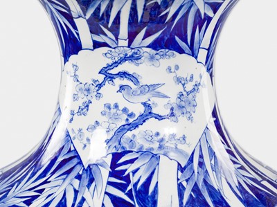 Lot 257 - A LARGE AND FINELY PAINTED FUKUGAWA KORANSHA BLUE AND WHITE PALACE VASE