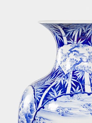 Lot 257 - A LARGE AND FINELY PAINTED FUKUGAWA KORANSHA BLUE AND WHITE PALACE VASE