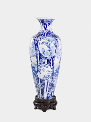 Lot 257 - A LARGE AND FINELY PAINTED FUKUGAWA KORANSHA BLUE AND WHITE PALACE VASE