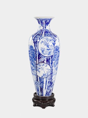 Lot 257 - A LARGE AND FINELY PAINTED FUKUGAWA KORANSHA BLUE AND WHITE PALACE VASE