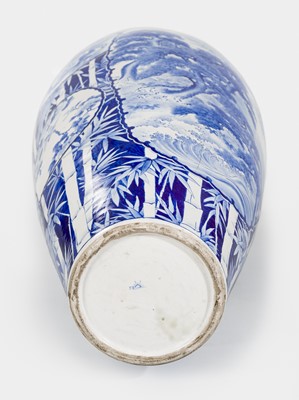 Lot 257 - A LARGE AND FINELY PAINTED FUKUGAWA KORANSHA BLUE AND WHITE PALACE VASE