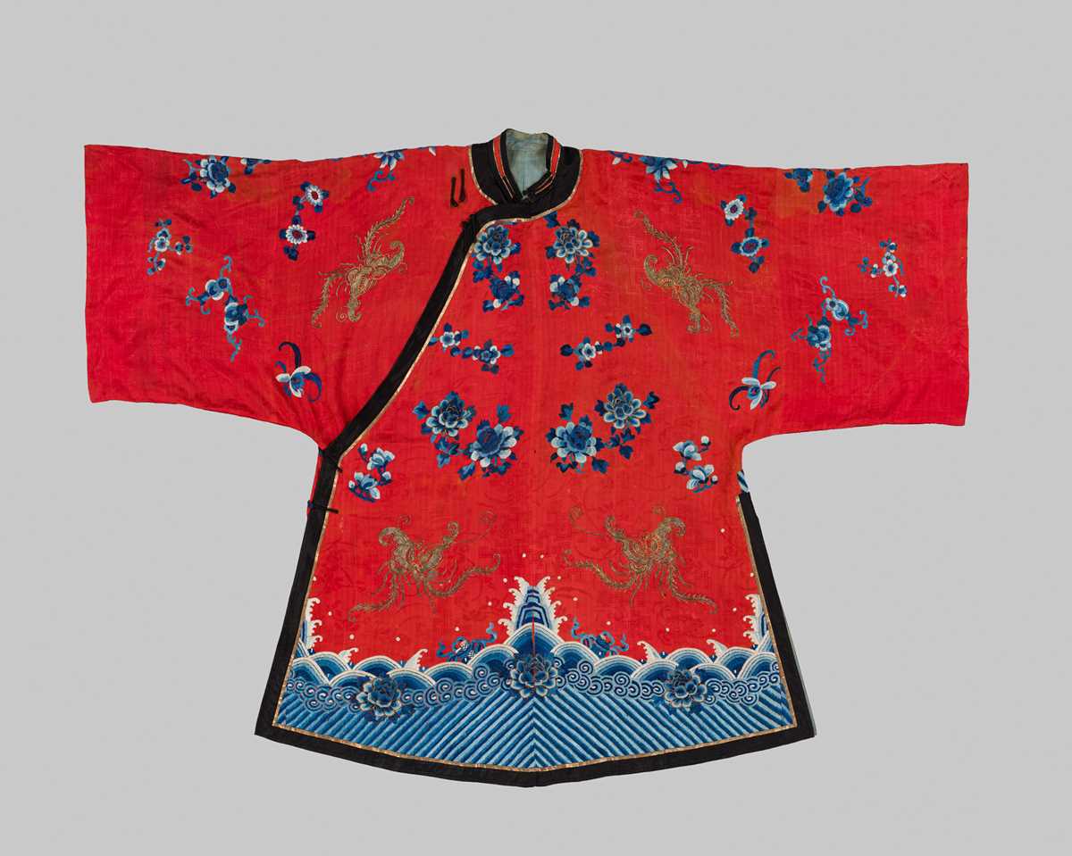 Lot 1125 - A LADY’S INFORMAL RED-GROUND SILK